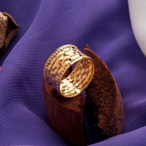 Gold Customized ring with colored stone Peronlized Gift for all ocassions. خاتم ذهب شكل  للهدايا الخاصة و المميزة