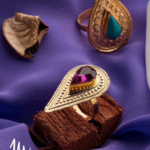 Gold Customized ring with colored  stone Peronlized Gift for all ocassions. خاتم ذهب شكل  للهدايا الخاصة و المميزة
