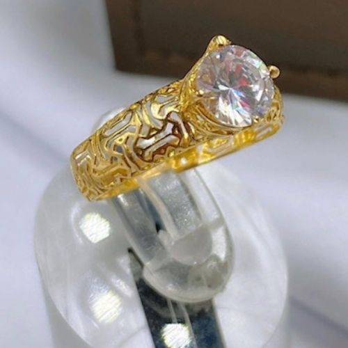 Gold Customized ring with  stone Peronlized Gift for all ocassions. خاتم ذهب شكل  للهدايا الخاصة و المميزة