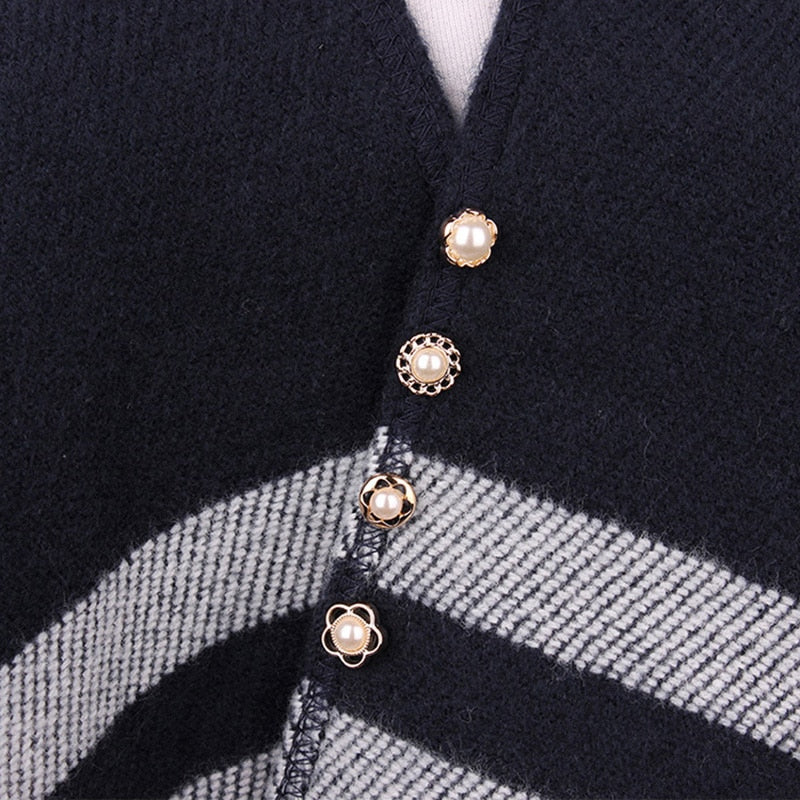 10 Pieces Button Brooch Set Imitation Pearl Rhinestones Pin Coat Clothes Accessories Gift Prevent Exposure Different Design Brooches for Women such as Flower, Pearl, Ribbon