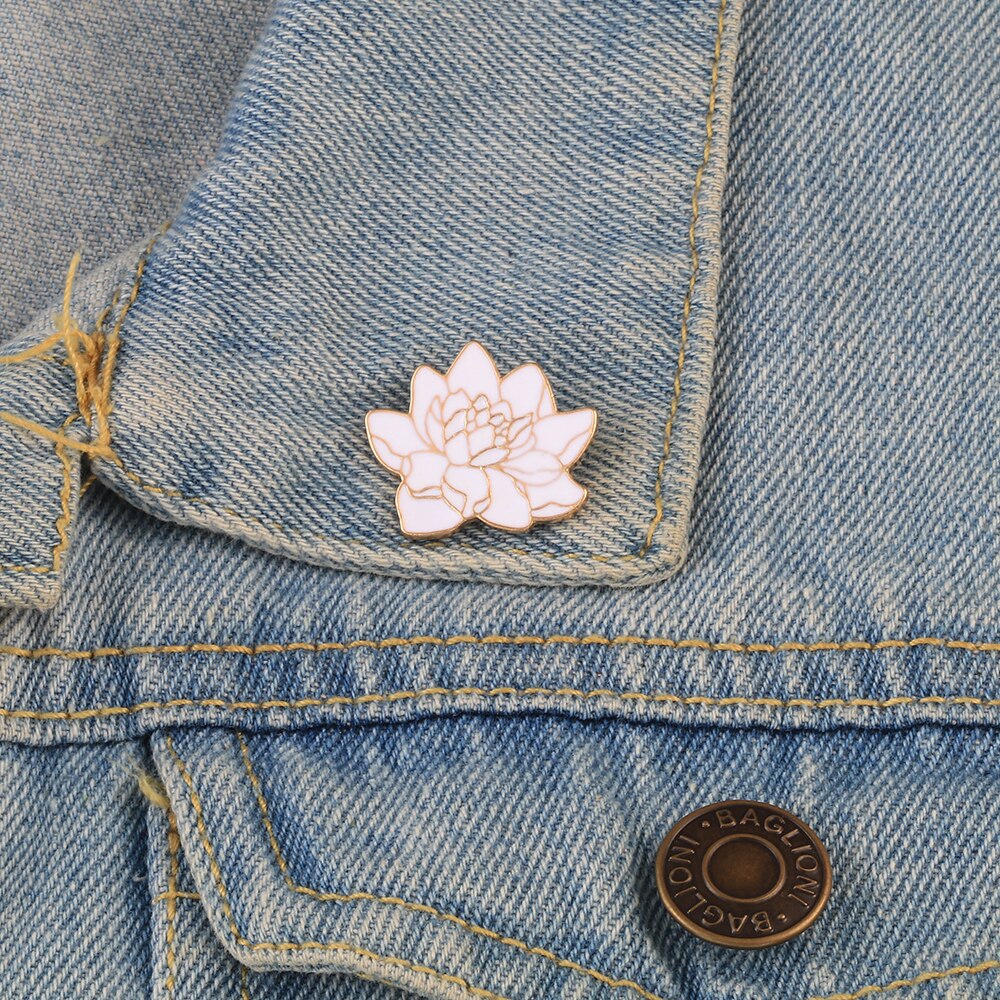 White Lotus Flower Enamel Pin Brooches Denim Shirts Lapel Pins Metal Backpack Button Badge Women Girl Cartoon Fashion Jewelry