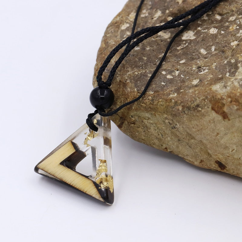 Fashionable Men and Women Necklace Vintage Wood Resin Triangle Pendant Necklace Weave Rope Chain Adjustable Short Necklace