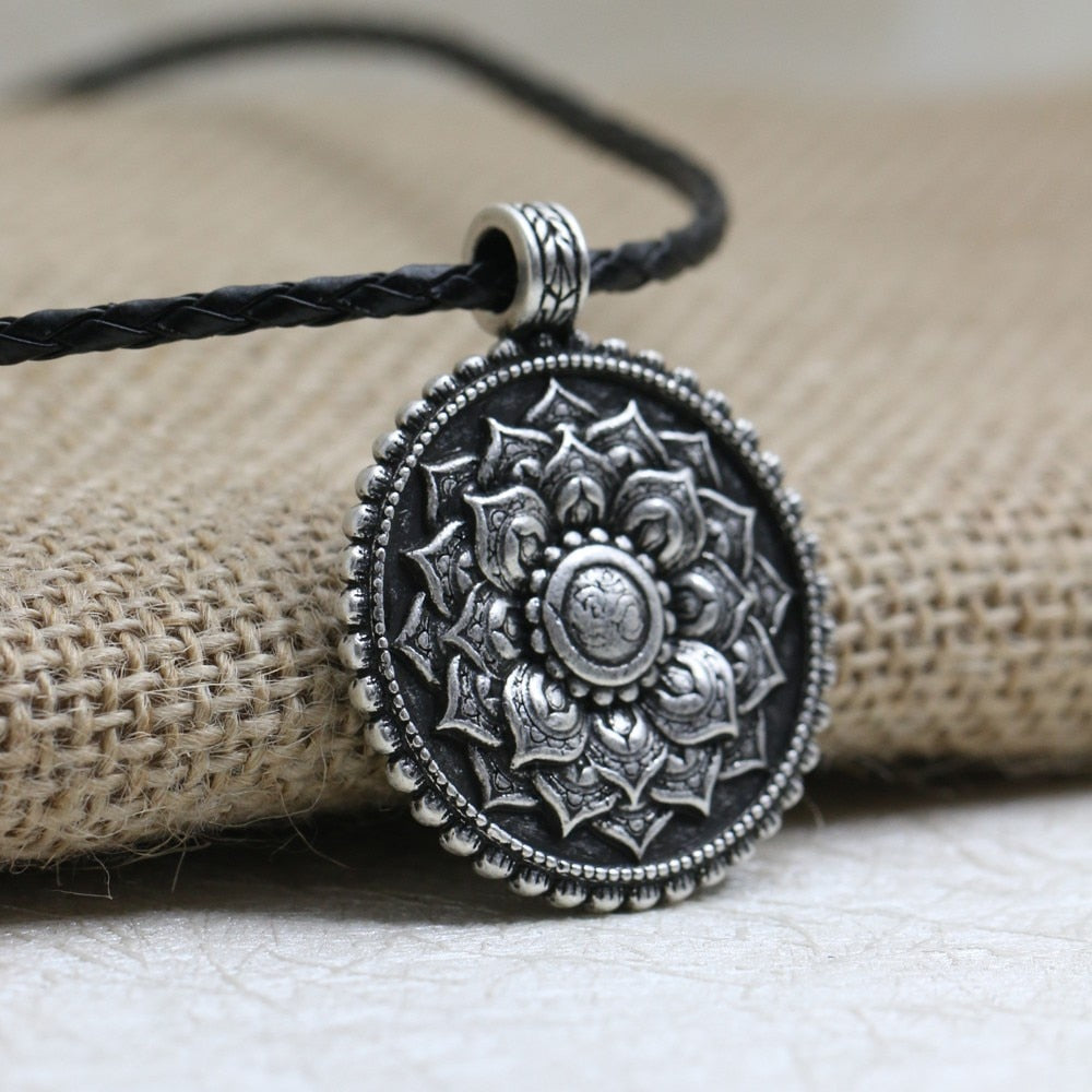 LANGHONG 1pcs Retro Tibet Spiritual Necklace Tibet Mandala pendant Necklace geometry amulet Religious jewelry