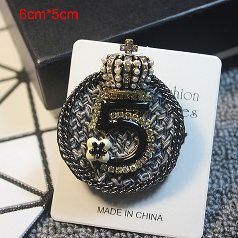 Retro Vintage Small Fragrance Crown 5 Word Badge Tassel Brooch Water Fur Fabric Coat Pin Female Brooches