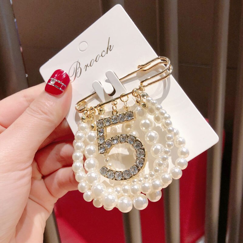 Retro Vintage Small Fragrance Crown 5 Word Badge Tassel Brooch Water Fur Fabric Coat Pin Female Brooches