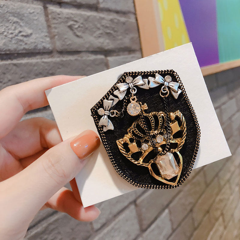 Retro Vintage Small Fragrance Crown 5 Word Badge Tassel Brooch Water Fur Fabric Coat Pin Female Brooches