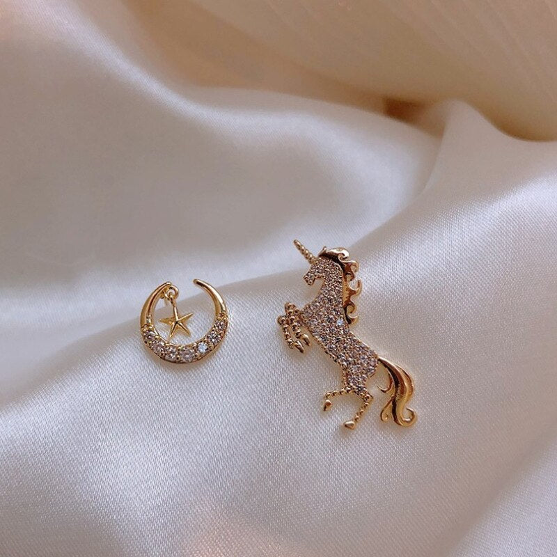 Women's New Elegant Unicorn Stud Earrings with Rhinestone Cartoon Jewelry.