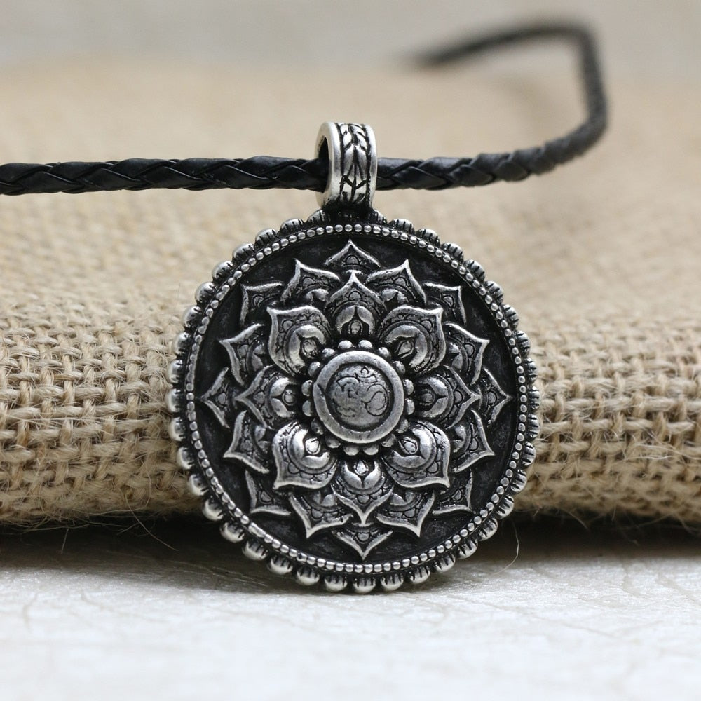 LANGHONG 1pcs Retro Tibet Spiritual Necklace Tibet Mandala pendant Necklace geometry amulet Religious jewelry